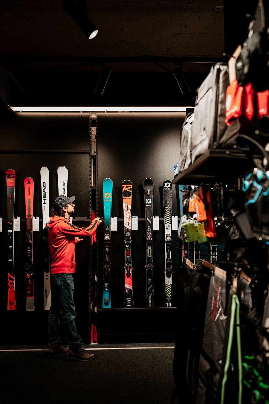 Große Auswahl an Ski, Snowboard und Wintersportausrüstung